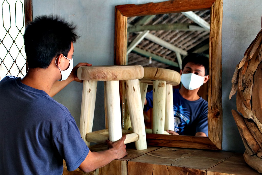 Permintaan Kayu Jati 1 Ton Untuk Pengrajin Furniture